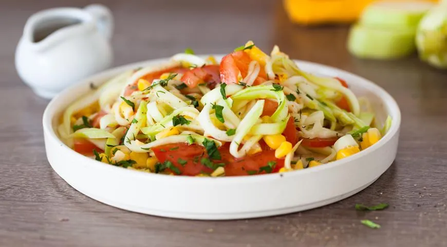 Insalata di zucchine, pomodori e mais