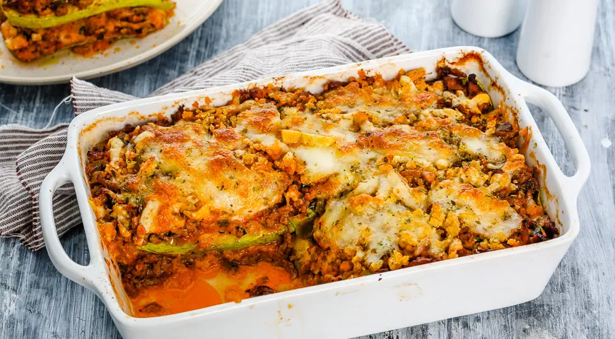 Casseruola di zucchine rosee con pomodori e carne macinata