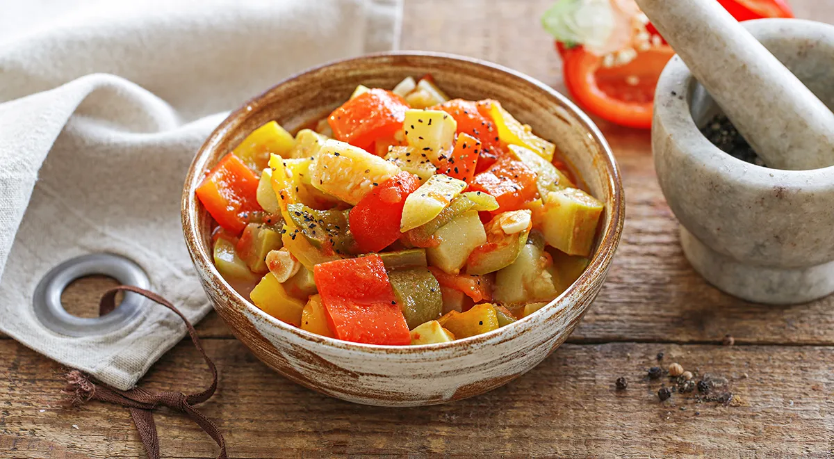 Zucchine con peperoni e pomodori per l'inverno