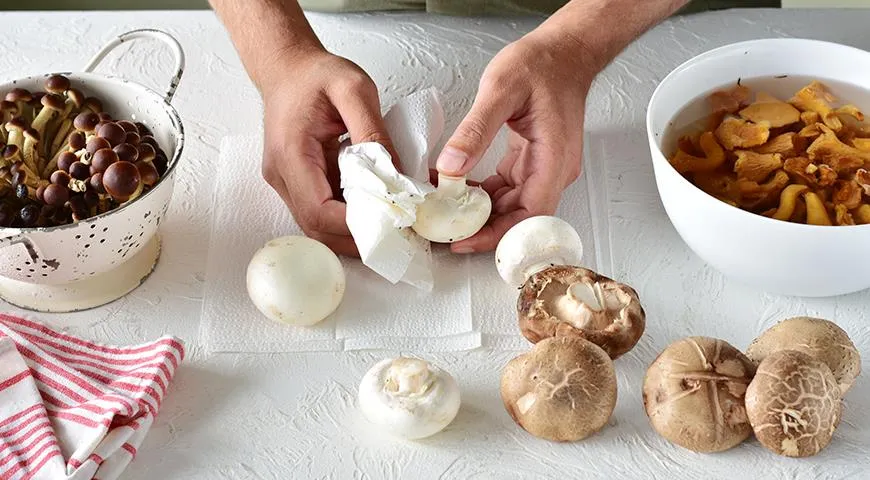 È meglio non lavare i funghi. È meglio immergere quelli del bosco in abbondante acqua leggermente salata per ripulirli dalla terra e dagli aghi di pino. Quelli coltivati ​​possono semplicemente essere puliti con un tovagliolo