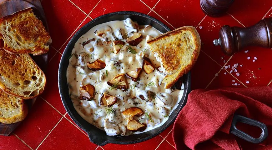 Funghi con panna acida in padella