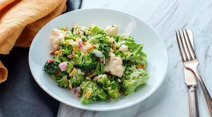 Condimenti semplici a base di oli di oliva e di noci, nonché salse allo yogurt e alla maionese, si sposano bene con le insalate di broccoli e cavolfiori.