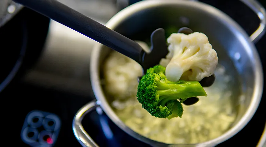 È meglio cuocere broccoli e cavolfiori separatamente l'uno dall'altro.