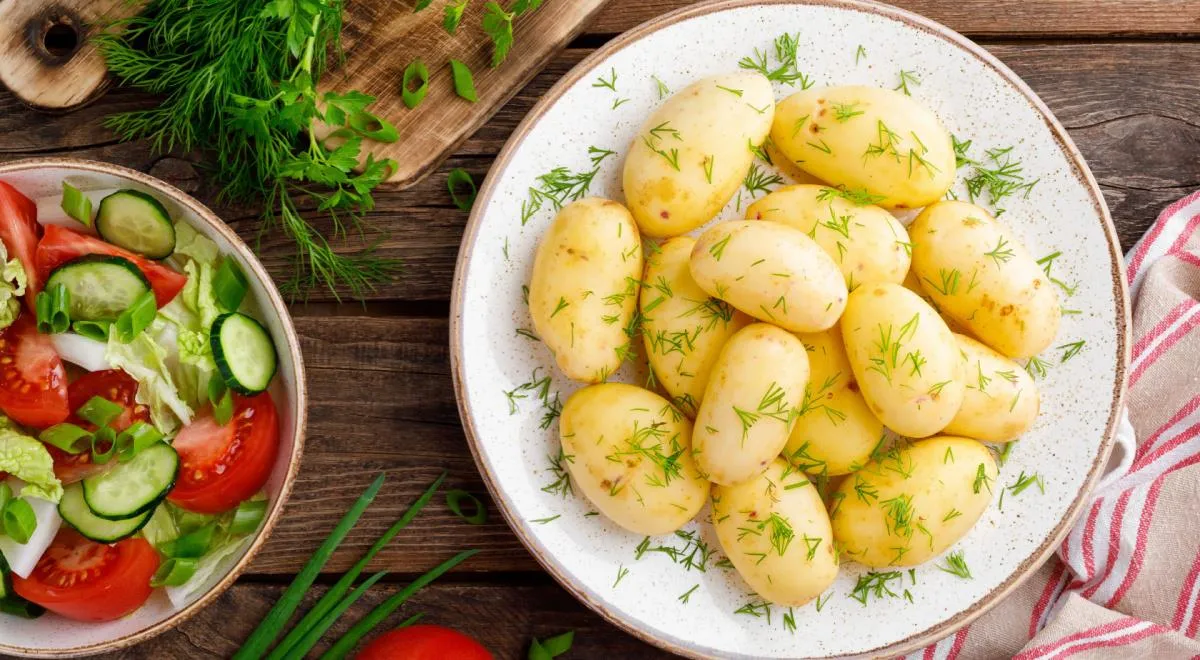 L'aneto tritato finemente viene aggiunto a insalate, zuppe, contorni e snack.