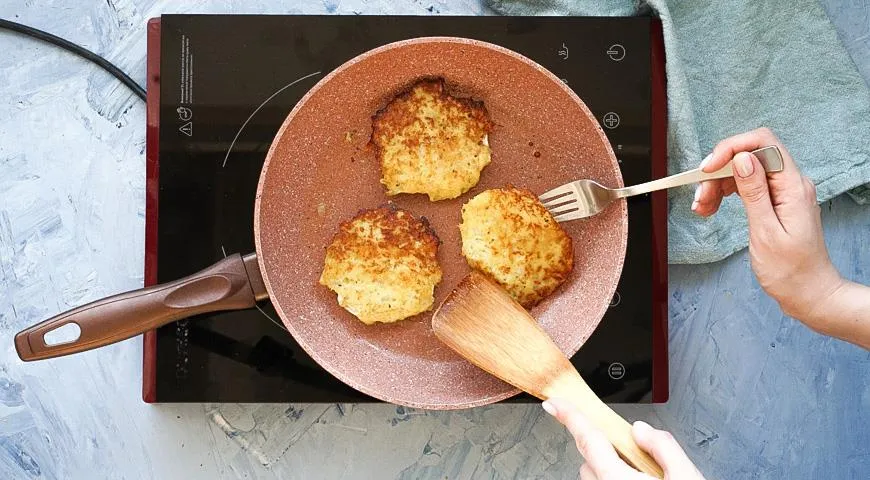 È conveniente girare i pancake con una forchetta e una spatola contemporaneamente