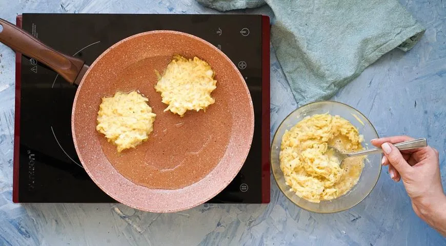 È meglio friggere le frittelle di patate nel burro fuso e in una padella di ghisa.