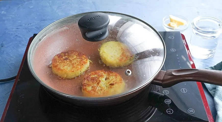 Dopo aver fritto le frittelle di patate, potete “cuocere a fuoco lento” un po' in una padella sotto il coperchio