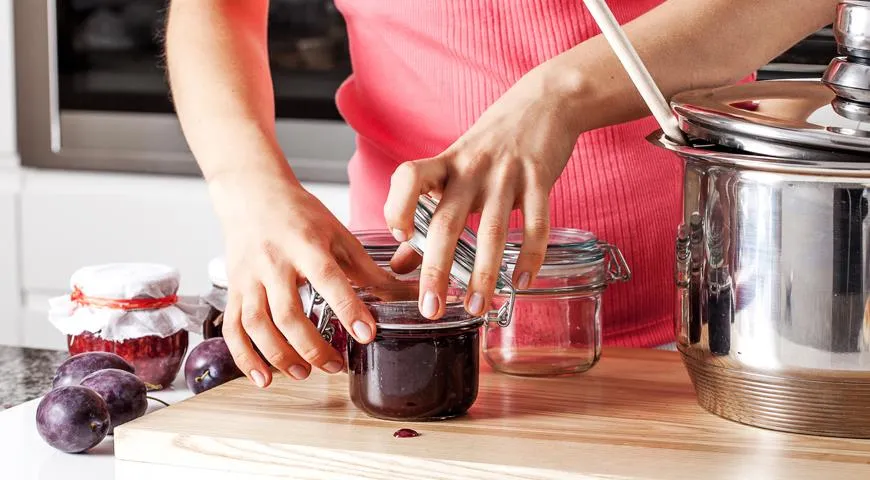 Affinché la marmellata di prugne possa essere conservata a lungo per l'inverno, è necessario sterilizzare barattoli e coperchi