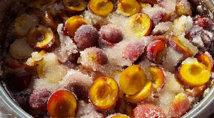 Marmellata di prugne per l'inverno