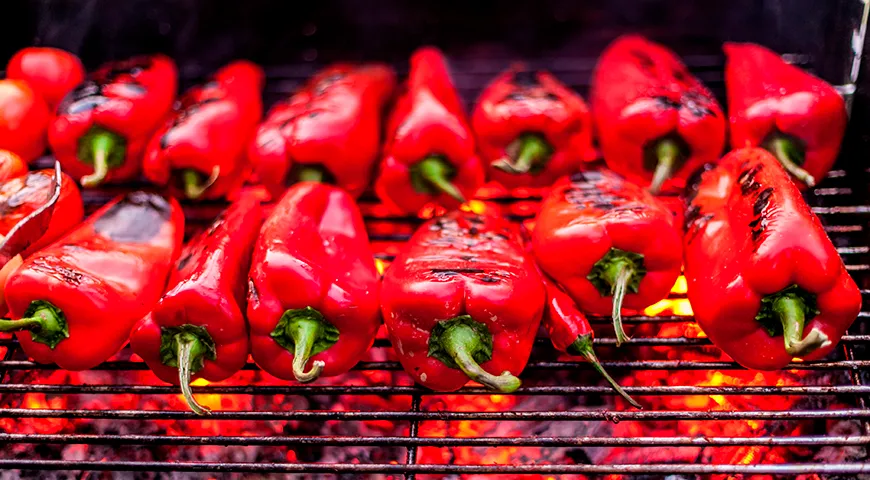 Piatti con peperoni al forno, semplici e sorprendentemente gustosi