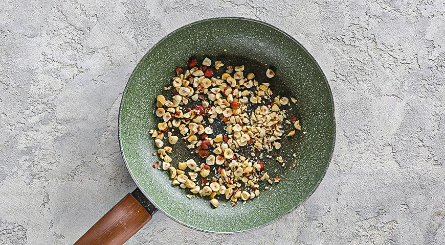 Ciotola mattutina con quinoa, mele e nocciole