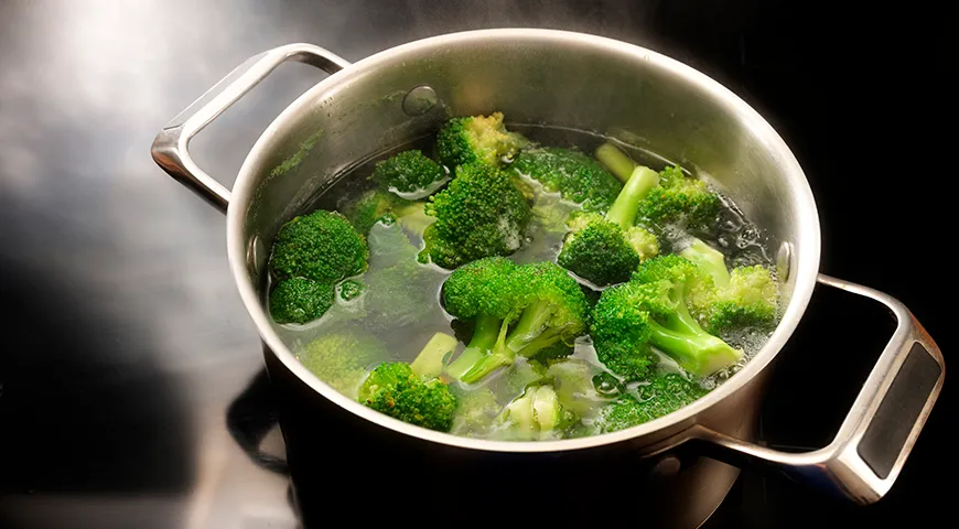 Per eliminare l'odore specifico dei broccoli, aggiungere l'aglio e 1 cucchiaino durante la cottura. erbe secche