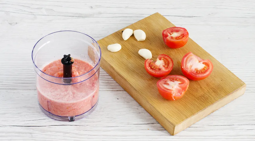 Cetrioli marinati in salsa di pomodoro per l'inverno