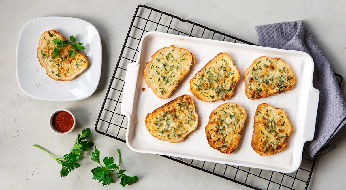 Crostini bianchi con aglio e formaggio al forno