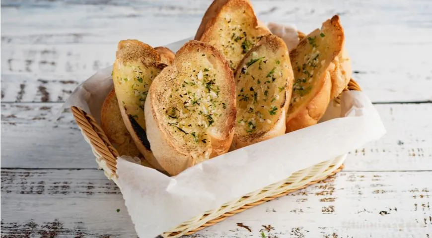 Per i crostini di pane bianco la crosta non viene tagliata, poiché la crosta della pagnotta è sottile e assorbe bene l'olio