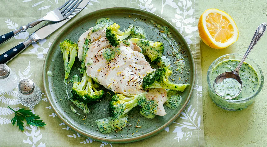 Petti di pollo al vapore con broccoli e salsa verde