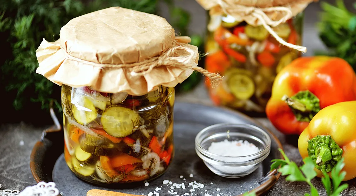 Insalata invernale con cetrioli, pomodori e peperoni