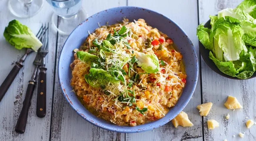 Cavolfiore con verdure, semi e parmigiano