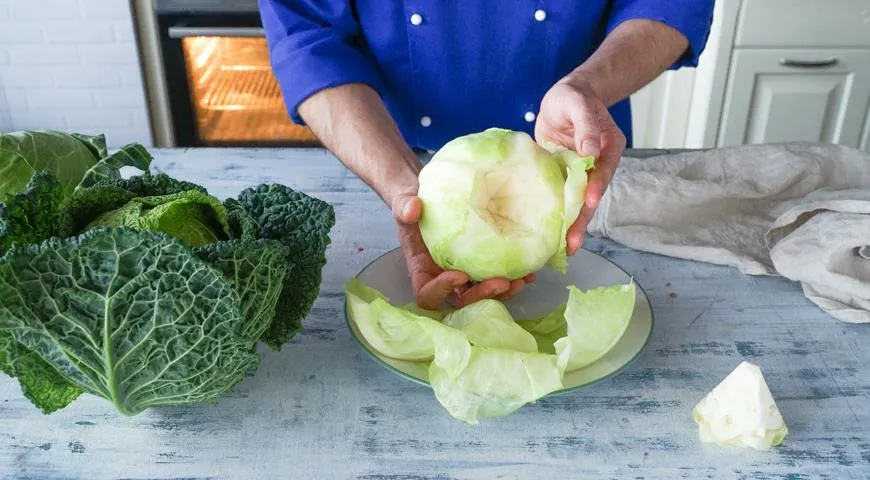 Tagliate il gambo, immergete la testa di cavolo in una pentola con acqua bollente per 5 minuti