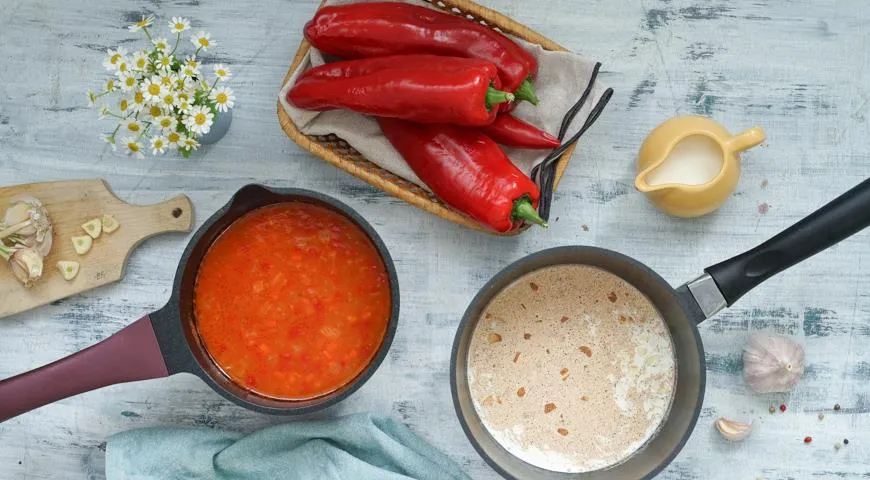 Facciamo cuocere gli involtini di cavolo non solo in salsa di pomodoro e verdure, ma anche in salsa di panna, panna acida o formaggio, nel brodo e anche solo in acqua con additivi aromatici