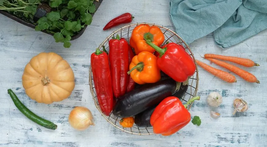 Puoi aggiungere qualsiasi verdura al ripieno per gli involtini di cavolo.