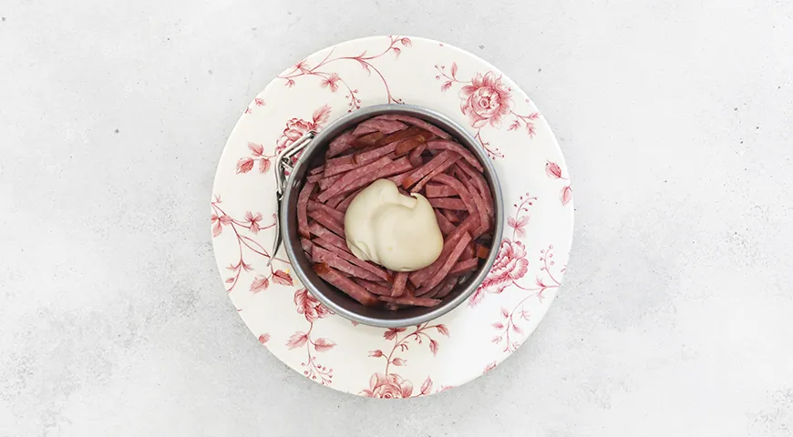 Insalata orientale con salsiccia, pomodori e formaggio