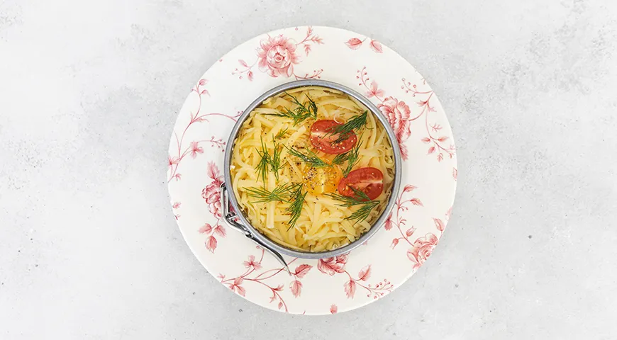 Insalata orientale con salsiccia, pomodori e formaggio