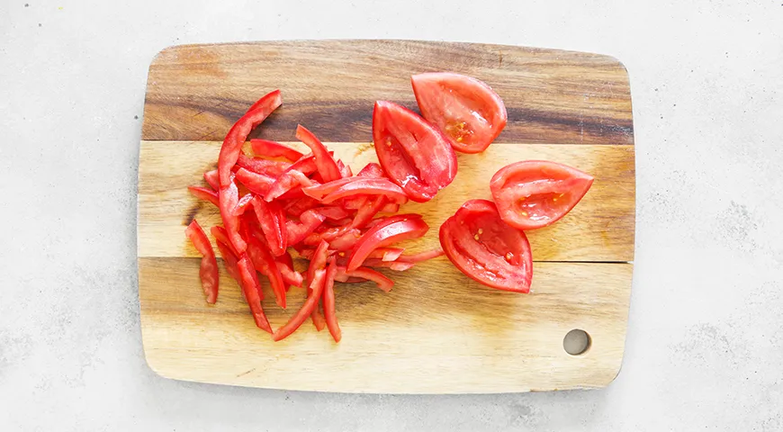 Insalata orientale con salsiccia, pomodori e formaggio