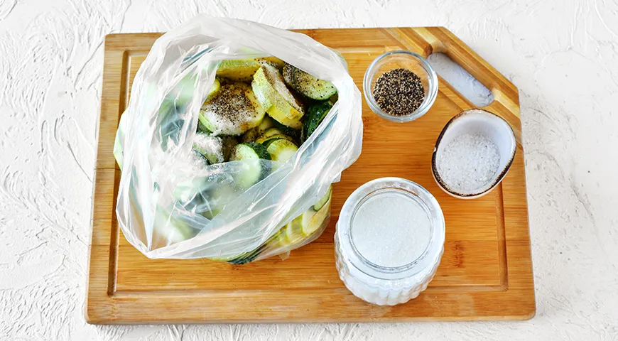 Cetrioli leggermente salati con zucchine in un sacchetto