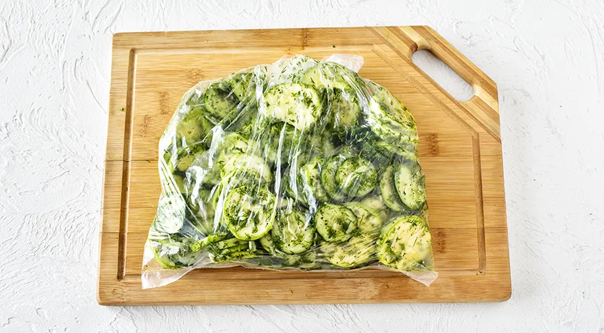 Cetrioli leggermente salati con zucchine in un sacchetto