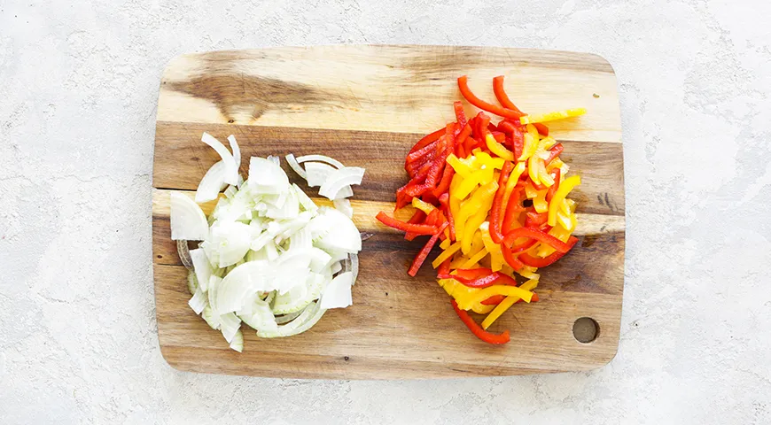 Insalata di barbabietole, peperoni e pomodori per l'inverno