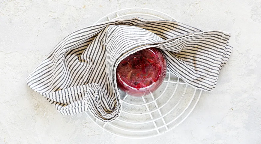 Insalata di barbabietole, peperoni e pomodori per l'inverno