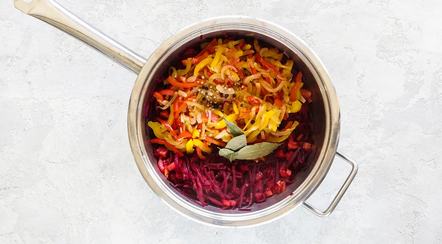 Insalata di barbabietole, peperoni e pomodori per l'inverno