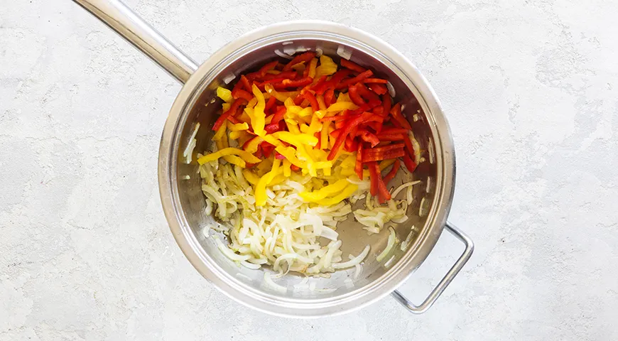 Insalata di barbabietole, peperoni e pomodori per l'inverno