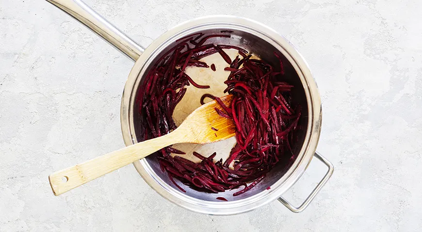 Insalata di barbabietole, peperoni e pomodori per l'inverno