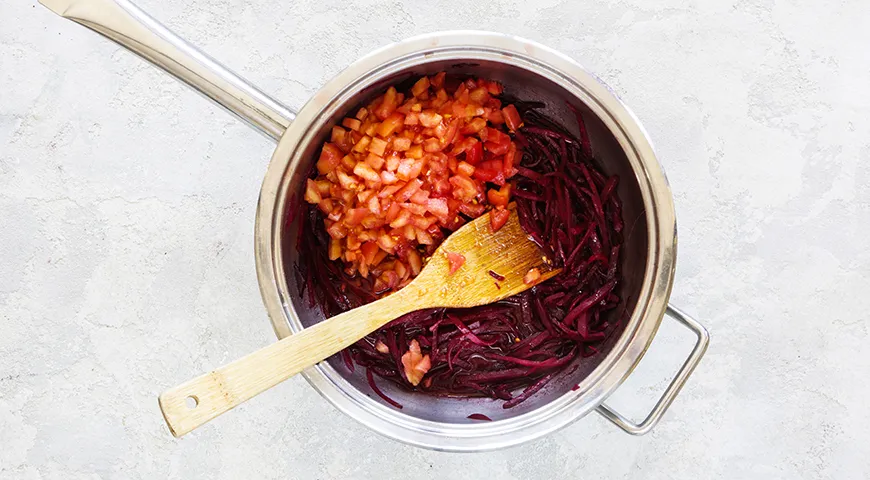 Insalata di barbabietole, peperoni e pomodori per l'inverno