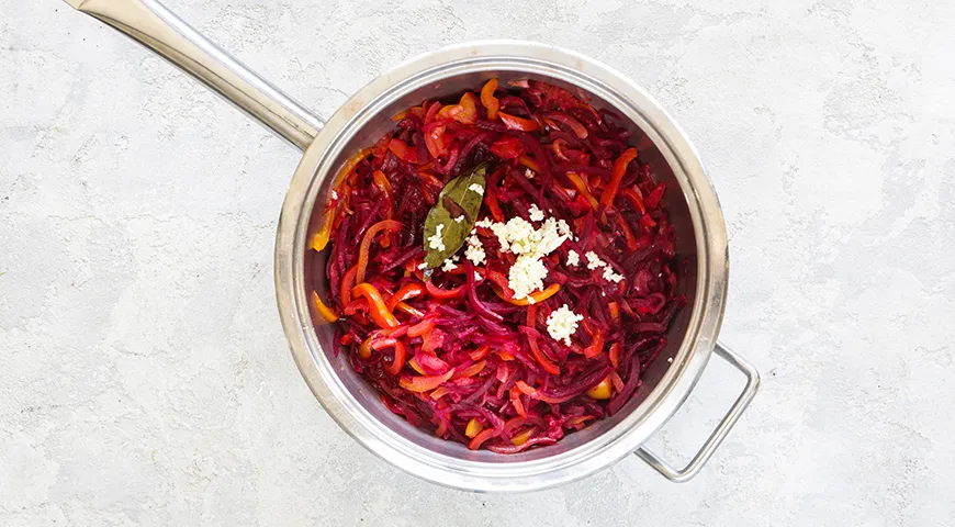 Insalata di barbabietole, peperoni e pomodori per l'inverno