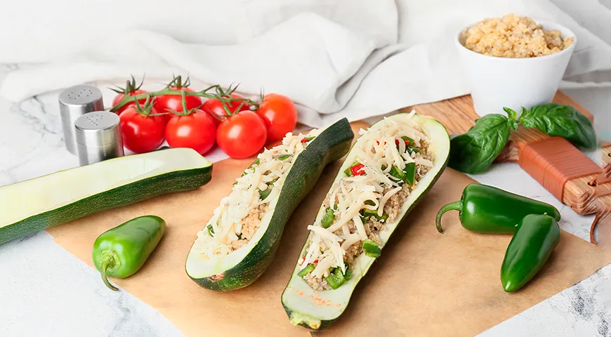 Le barchette di zucchine possono essere farcite con qualsiasi cosa, come bulgur, verdure di stagione e formaggio