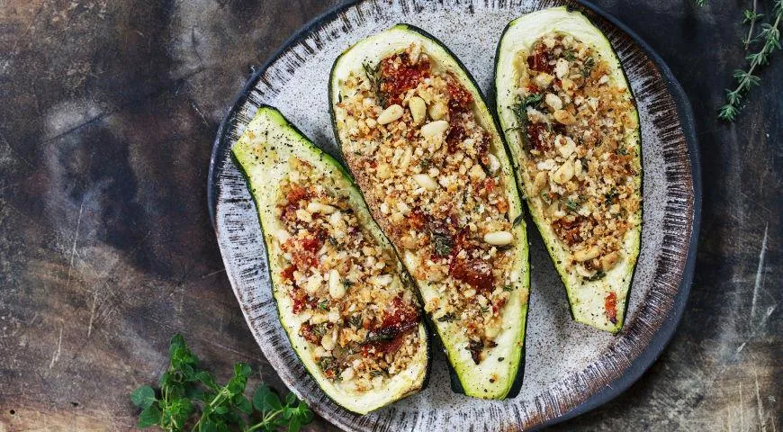 Barchette di zucchine al forno con pomodori, ricotta e noci