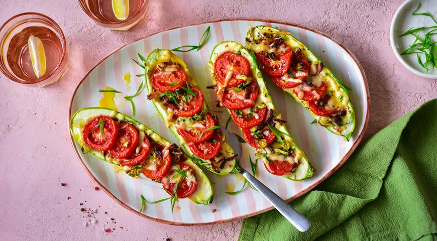 Zucchine con pomodorini e formaggio al forno