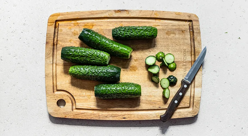 Cetrioli con peperoncino per l'inverno