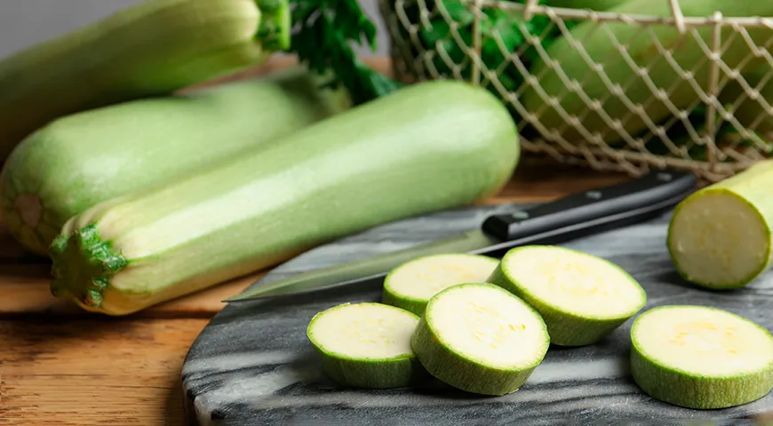 Le zucchine hanno un ottimo sapore con una varietà di cibi e hanno poche calorie.