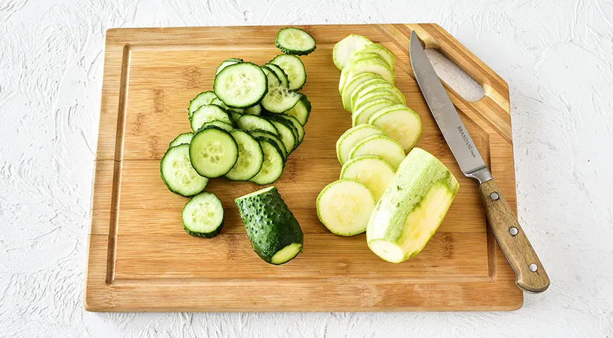 Cetrioli leggermente salati con zucchine in un sacchetto