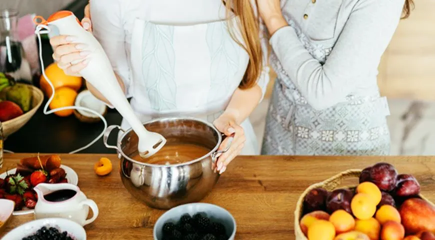 Preparare il marshmallow alle prugne è molto semplice: servono solo prugne e zucchero (se volete che il dolce sia più dolce)