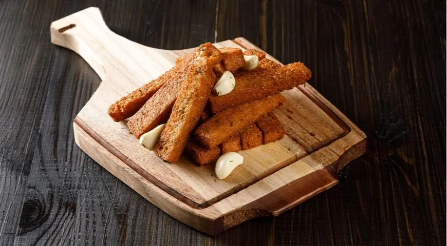 Nella preparazione dei crostini si consiglia di eliminare la crosta del pane e di tagliare la restante parte morbida a bastoncini.