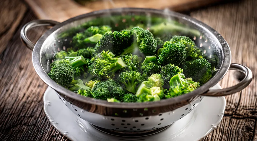 Basta far bollire o cuocere a vapore i broccoli per 3-5 minuti, quindi immergerli immediatamente nell'acqua ghiacciata