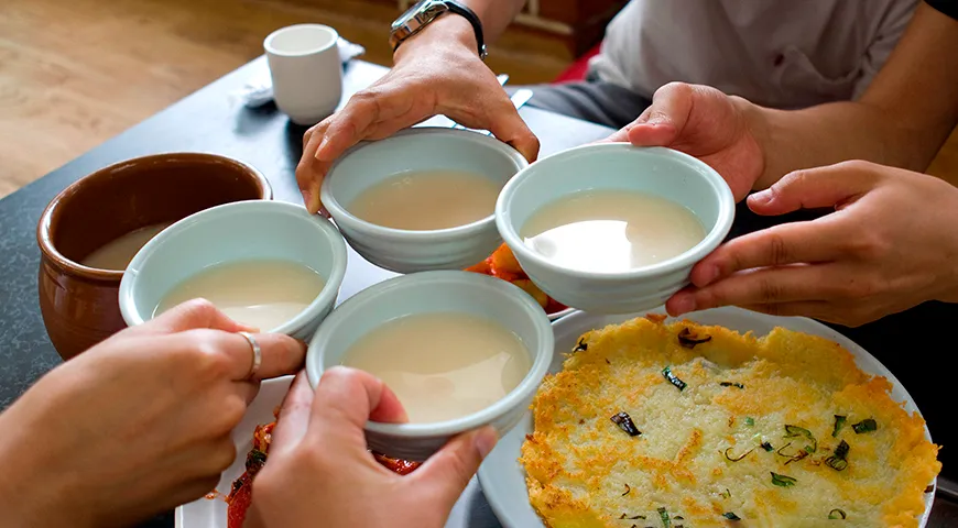 Nei paesi asiatici, il vino di riso è una bevanda alcolica a base di riso fermentato.