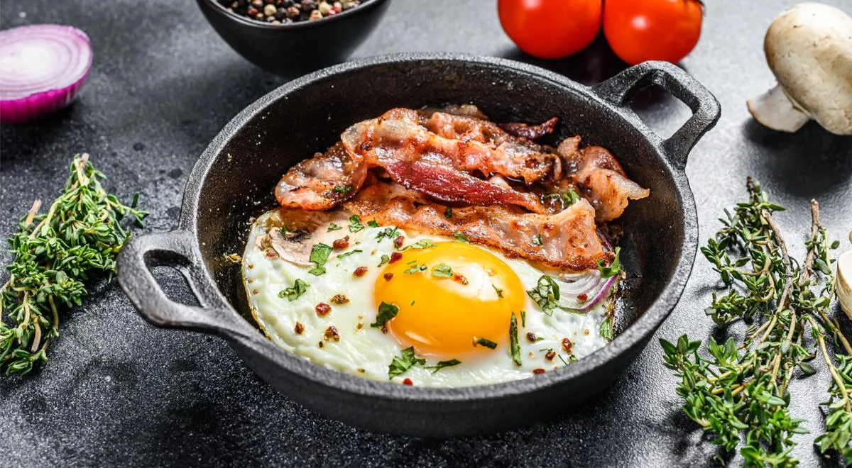 Le uova non aumentano i livelli di colesterolo nel sangue, ma la pancetta, che viene regolarmente servita con loro, sì