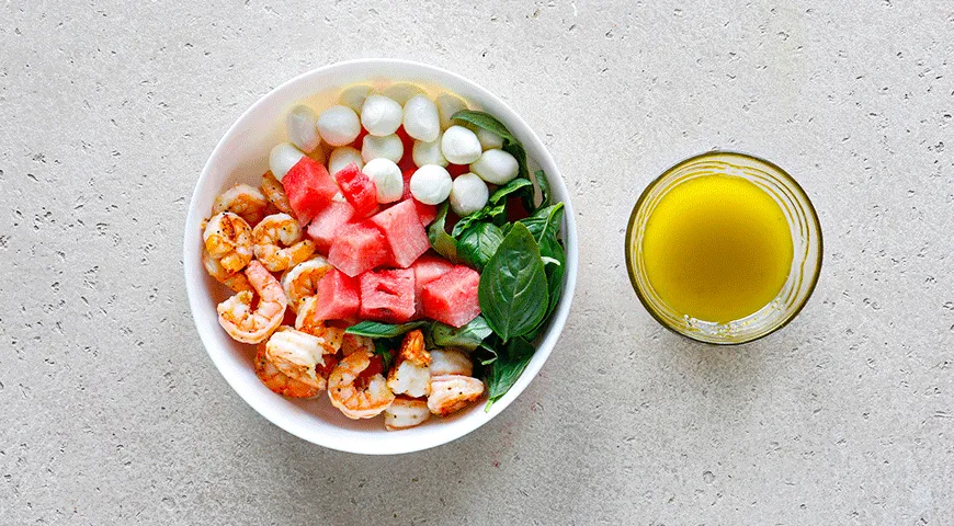 Insalata con anguria, gamberetti e mozzarella