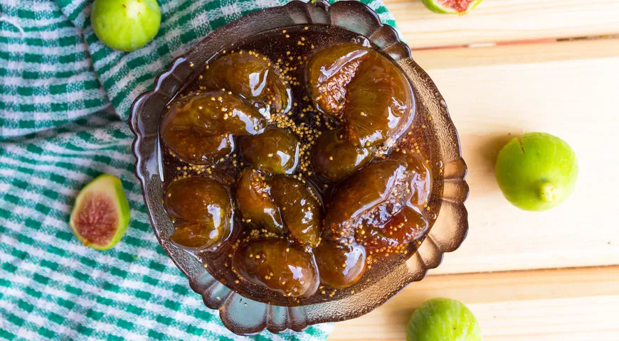 Marmellata di fichi in una pentola a cottura lenta